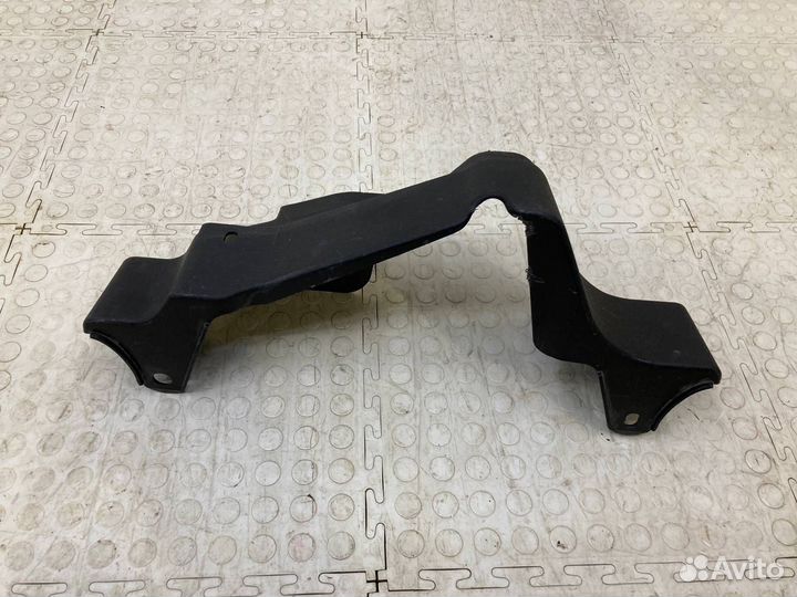 Кожух замка капота Toyota Land Cruiser 300 2021