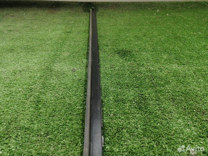 Уплотнитель стекла двери передний правый Nissan