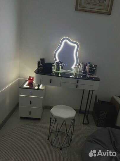 Туалетный столик. Столик для макияжа