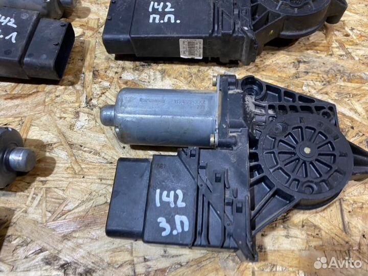 Моторчик стеклоподъемника передний Volkswagen