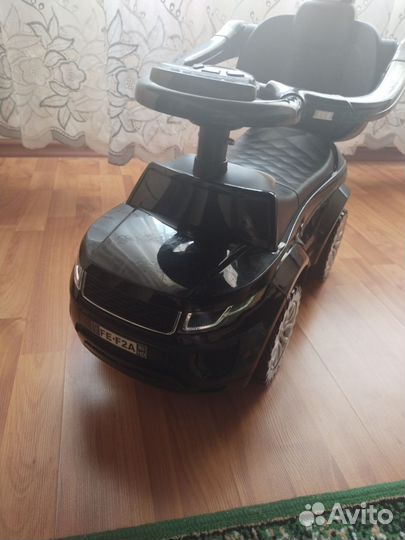 Машинка каталка с родительской ручкой