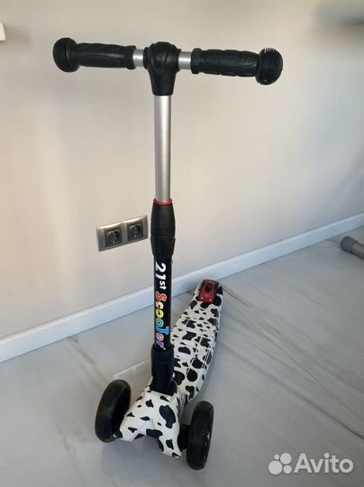 Самокат трехколесный scooter