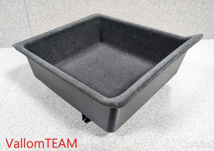 Лот Q127 Ящик консоли Audi Q7