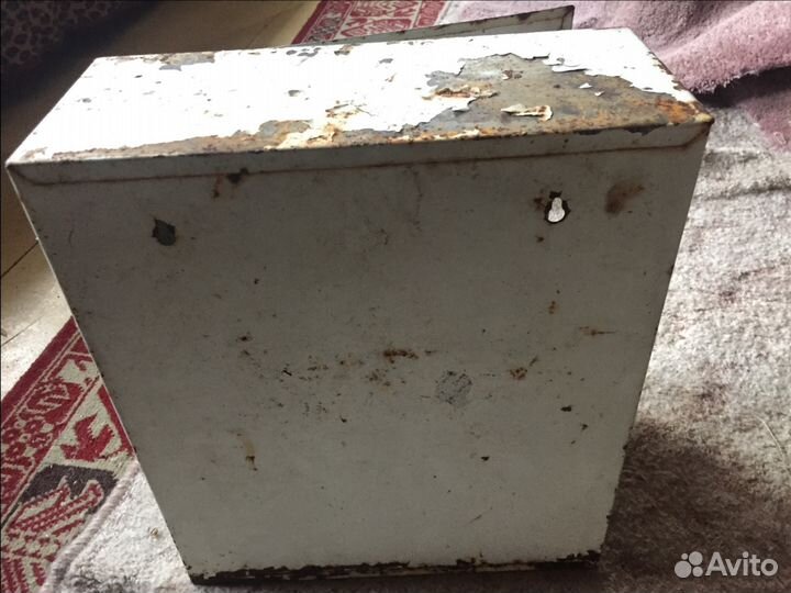 Металлическая аптечка-шкаф времён СССР