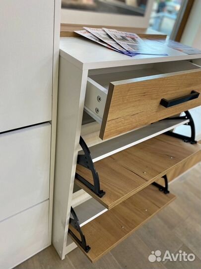 Обувница белая