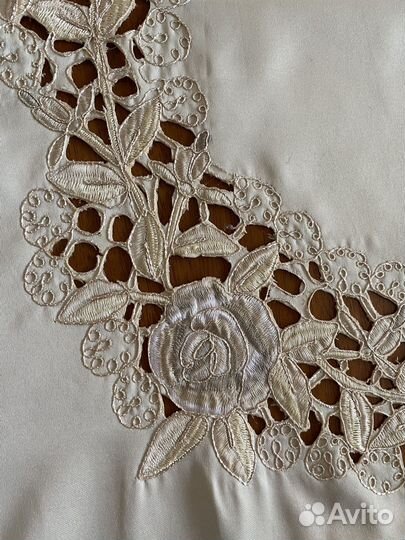 Скатерть кремовая,очень красивая, новая