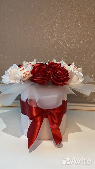 Букет роз из атласных лент и конфет Raffaello