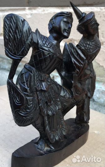 Танцоры с щитами. Черное дерево