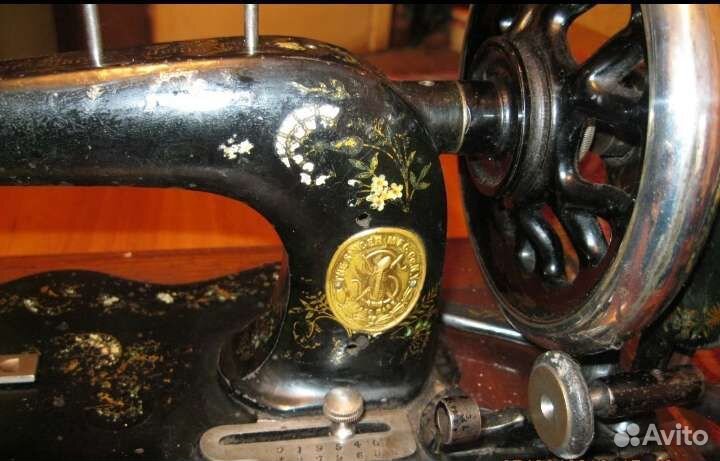 Старинная швейная машинка 