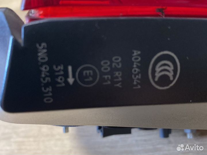 Volkswagen tiguan правый фонарь в крышку багажника