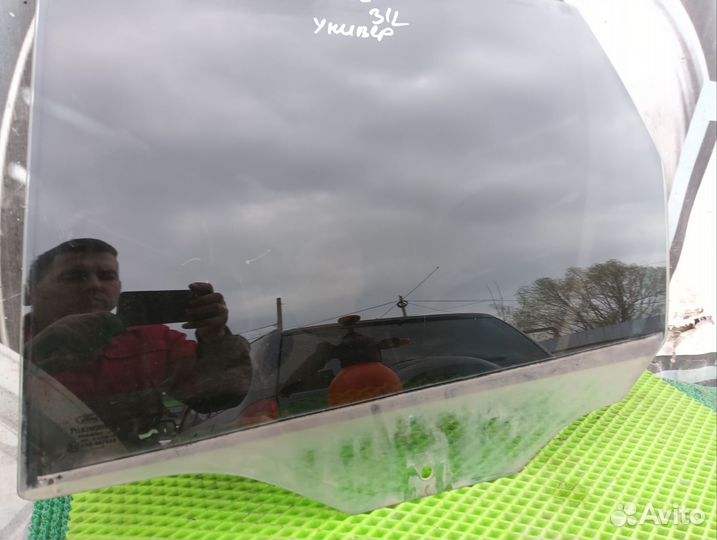 Заднее стекло боковое левое универсал Ford focus 1