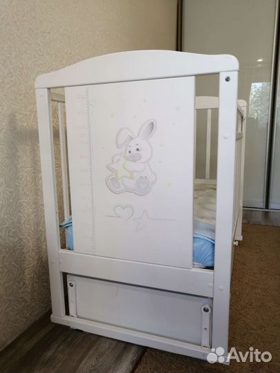 Детская кроватка с маятником и ящиком