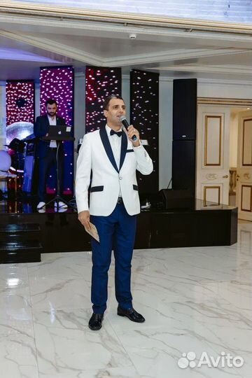 Ведущий русско-армянский певец, скрипач