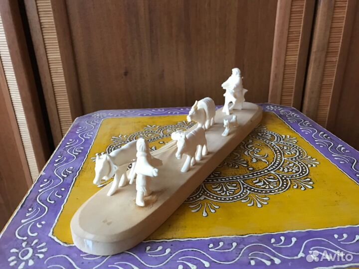 Композиция из бивня. Ручная работа народа севера