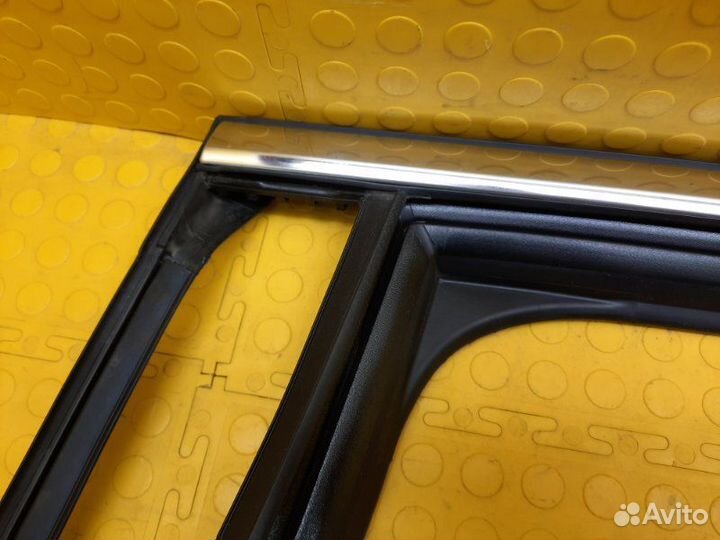 Б/У Уплотнитель опускного стекла В хорошем