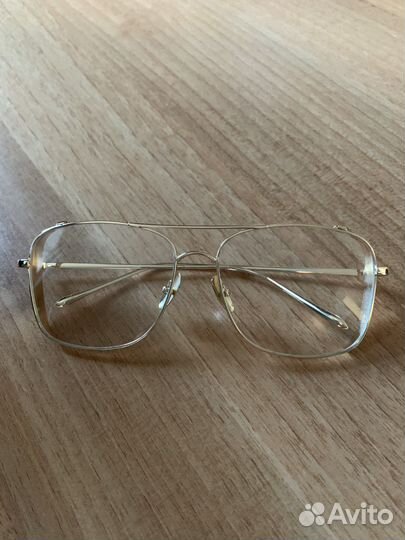 Стильные очки в металлической оправе