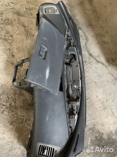 Панель торпедо с приборной панелью Nissan Primera