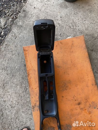 Подлокотник Nissan Almera Classic