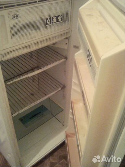 Холодильник б/у, требующий ремонта