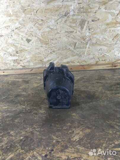 Кронштейн птф передний правый Toyota Land Cruiser