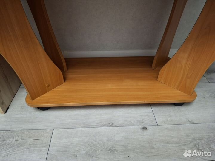 Тумба под телевизор на колесах