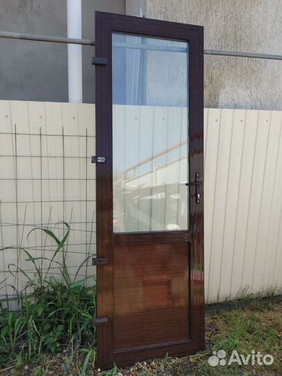 Дверь входная пластиковая со стеклом и рамой