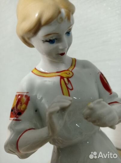 Статуэтка фарфор СССР. Девушка с ромашкой