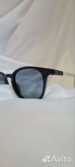 Солнцезащитные очки женские Guess