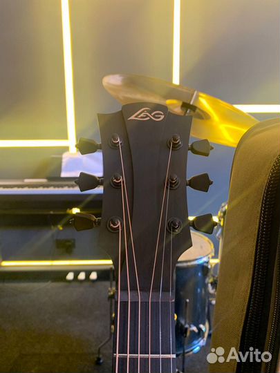 Акустическая гитара
