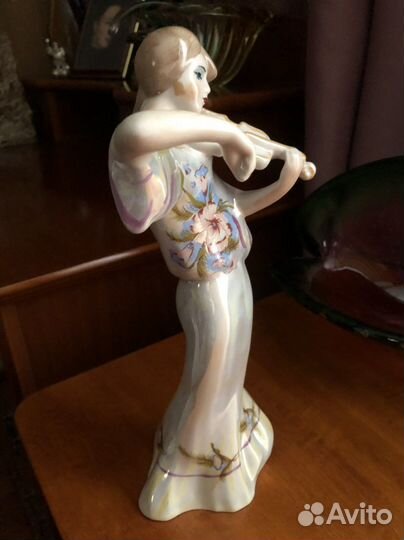 Статуэтка из фарфора