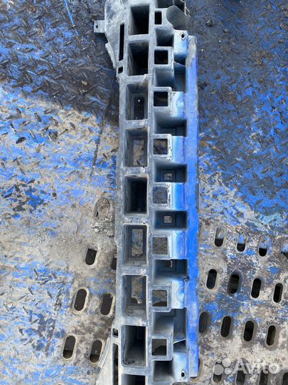 Передний усилитель бампера Hyundai Solaris