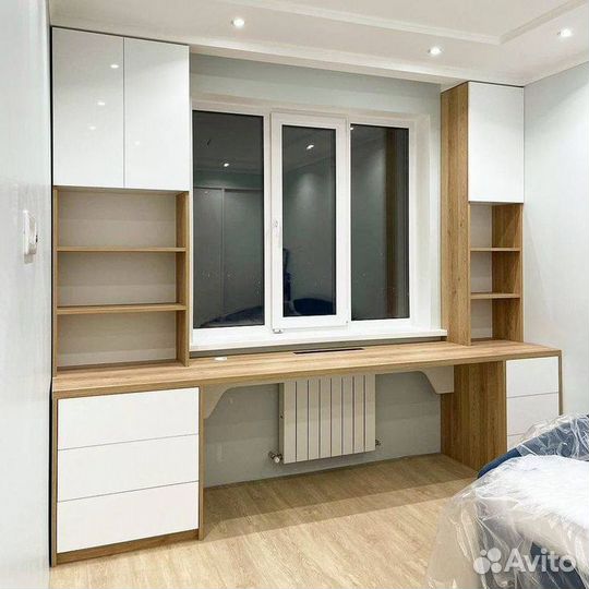 Рабочий стол у окна на заказ