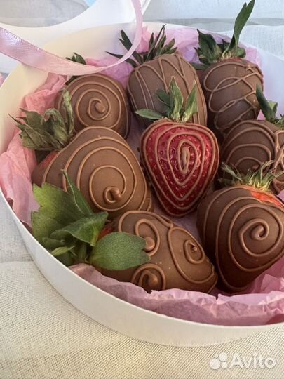 Клубника в шоколаде меренговый рулет