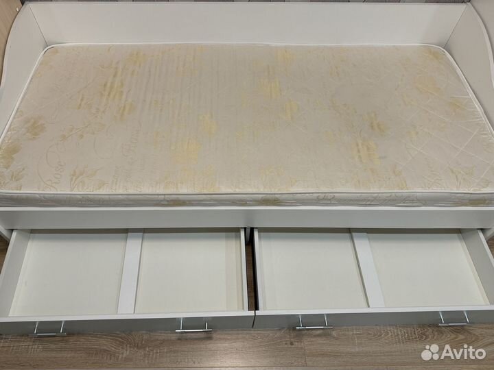 Кровать односпальная с матрасом