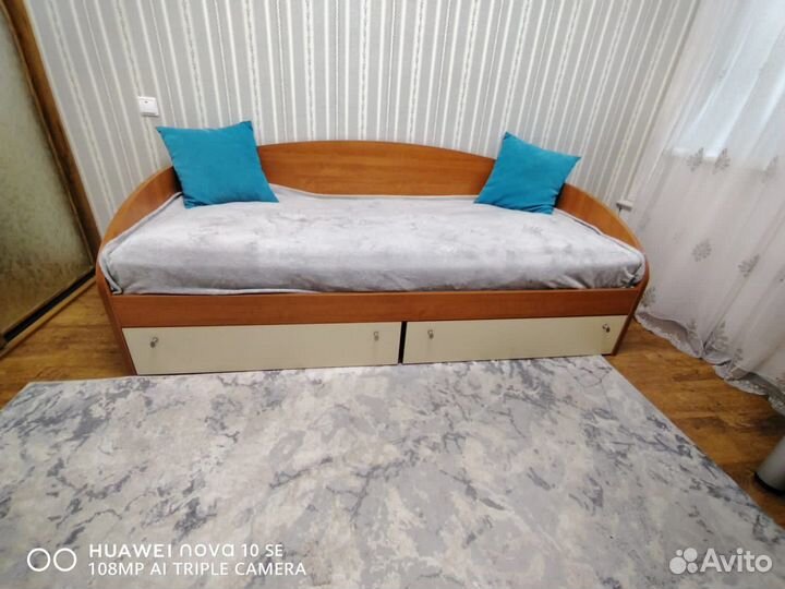 Кровать, угловой стол, полка