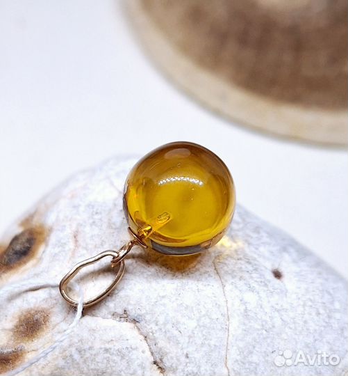 Золотой кулон с янтарём