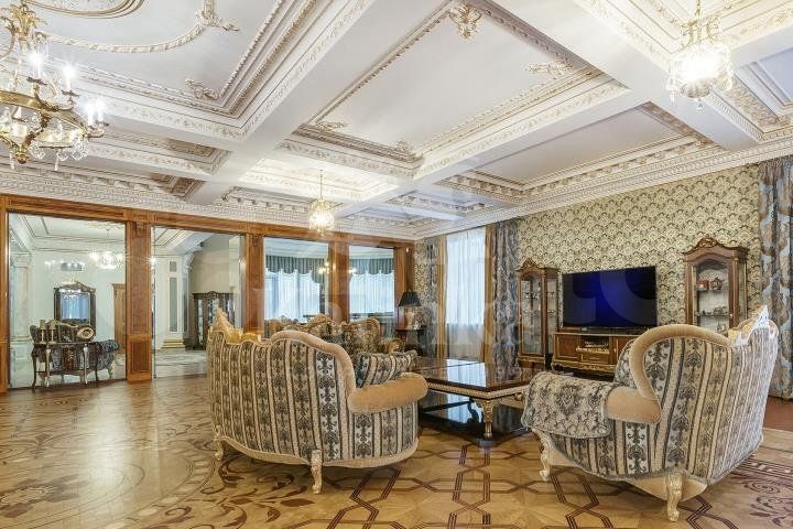 Дом 1980 м² на участке 80 сот.