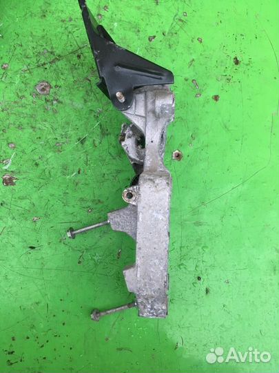 Кронштейн генератора Фольксваген Гольф 6