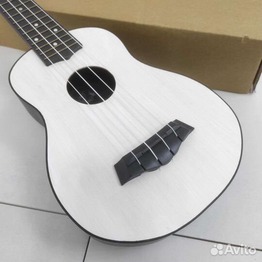 Укулеле сопрано новая белая