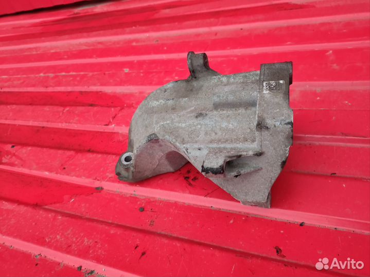 Кронштейн двигателя mercedes om651 w207