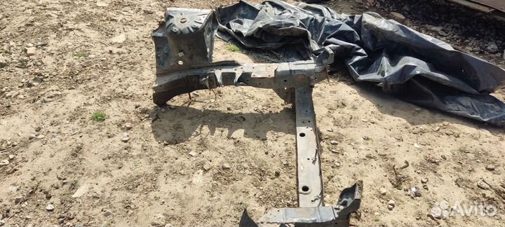 Лонжерон со стаканом и нижней частью телевизора