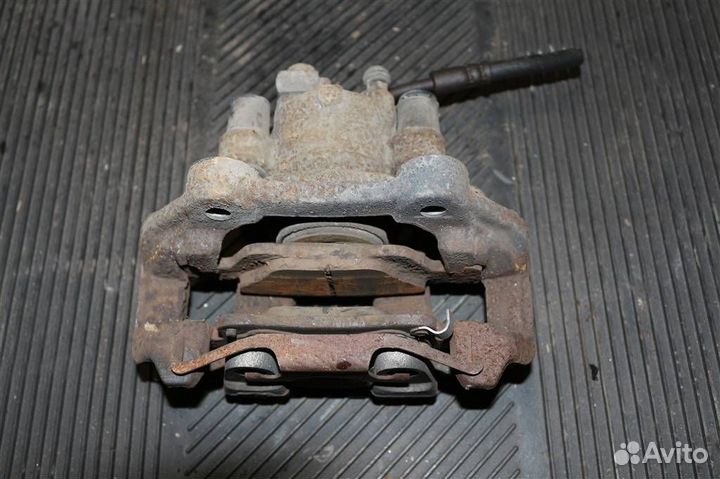 Суппорт задний правый Jeep Grand Cherokee WK2 рес