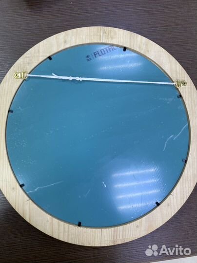 Зеркало в круглой деревянной раме