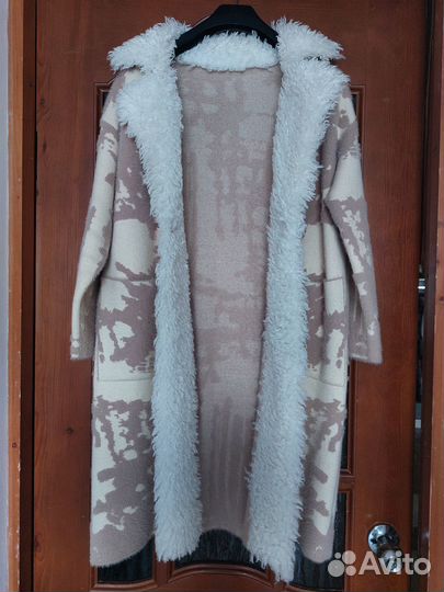 Продаю шерстяное пальто. Носила один сезон