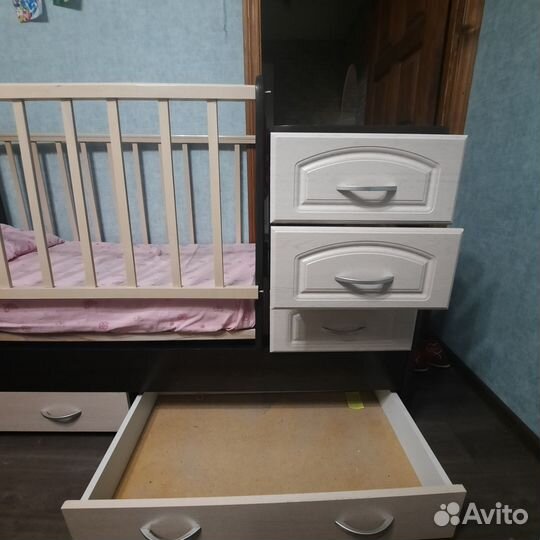 Детская кроватка с маятником и ящиком