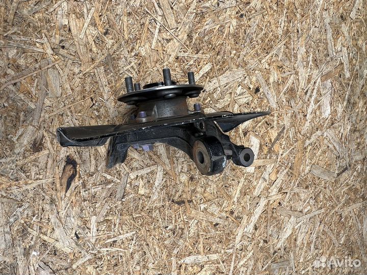 Левый поворотный кулак Toyota camry v 70