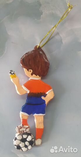 Девочка-футболист (ёлочная игрушка)