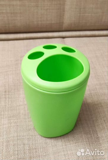 Салатовый стаканчик для зубных щеток
