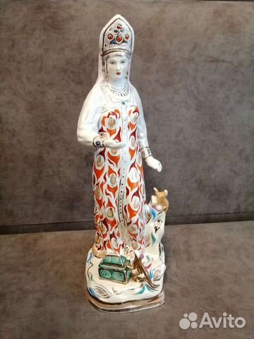 Фарфоровая статуэтка хозяйка медной горы