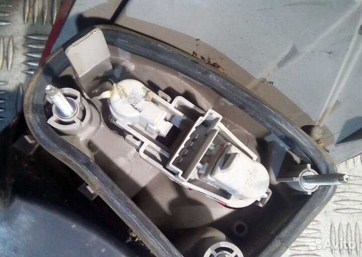 Фонарь задний наружный левый на Форд Мондео 4